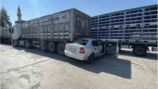Polisin 'dur' ihtar�na uymad�, t�r�n alt�na girdi: 1'i a��r 2 yaral�