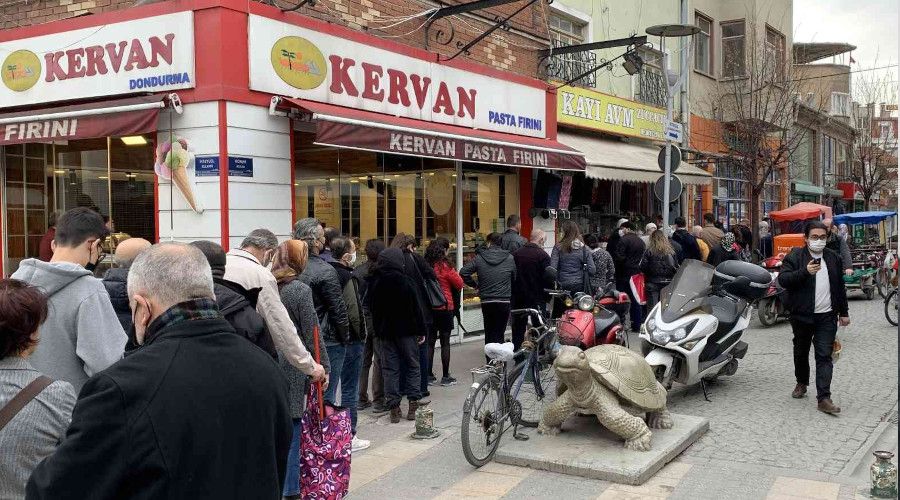 Ramazan ay�n�n ilk g�n�nde pide kuyru�u