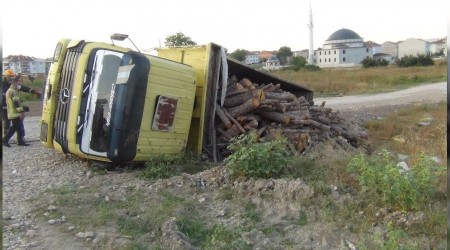 Rampayı çıkan odun yüklü kamyon şarampole devrildi
