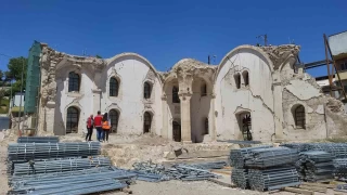Restorasyon kapsamında Ulu Cami'de taşlar sökülüyor