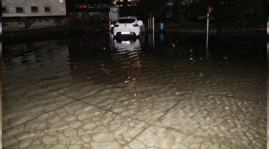 Rize'de şehir merkezini su bastı