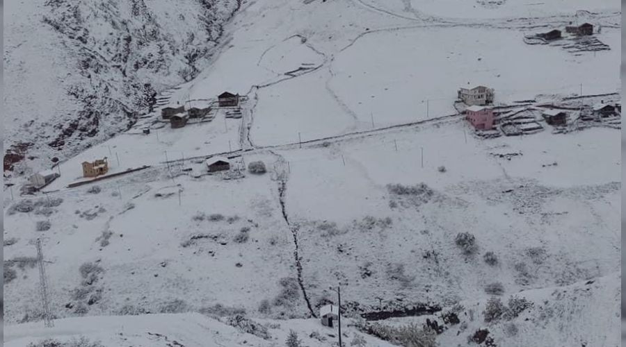 Rize'nin y�ksek kesimleri beyaza b�r�nd�