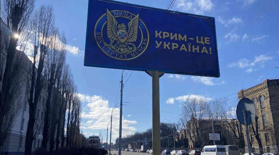 Rusya'n�n Ukrayna'daki B�y�kel�ili�i �n�ne "K�r�m Ukrayna'd�r" pankartlar� as�ld�