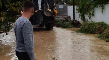 Sağanak yağış yolları dereye çevirdi