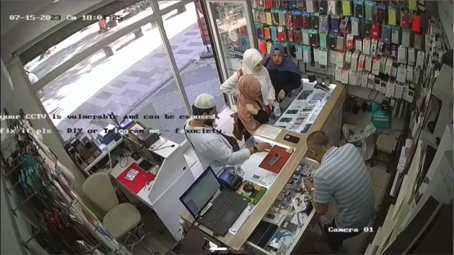 Sahte dolarla son model telefon ald�lar   