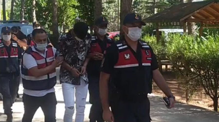 Sahte jandarmalar dolandırdıkları altınları bozdururken yakalandı