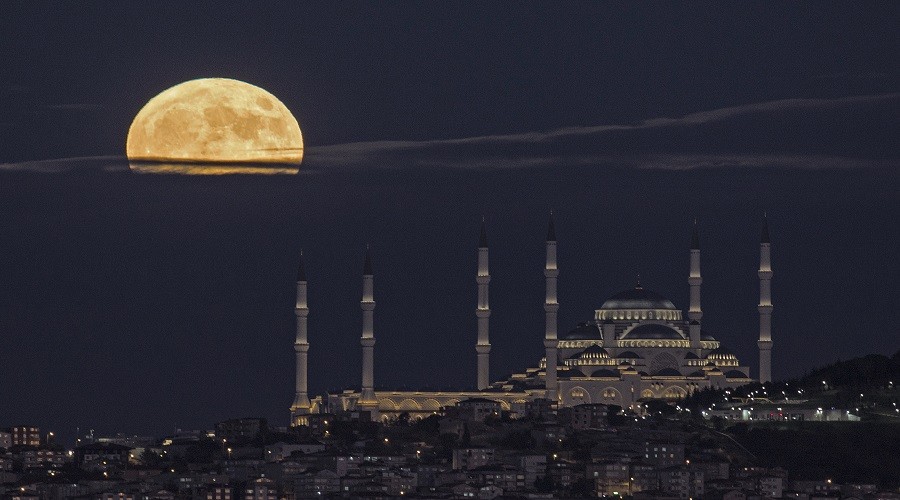 Şairler İstanbul'u birde "Mavi Ay" ile görselerdi