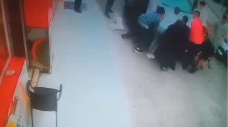 Şakalaşan çocuklar otomobilin altında kaldı: Korkunç kaza kamerada