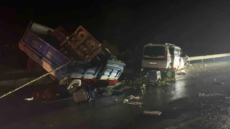 Sakarya'daki kazada 2 ki�i �ld�, 3 ki�i yaraland�