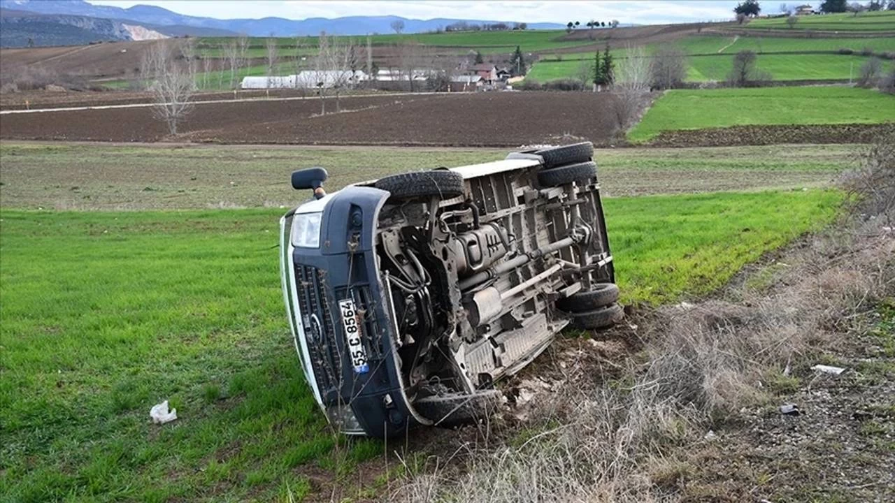 Samsun'da öğrenci servisi devrildi: 19 öğrenci ve sürücü yaralandı