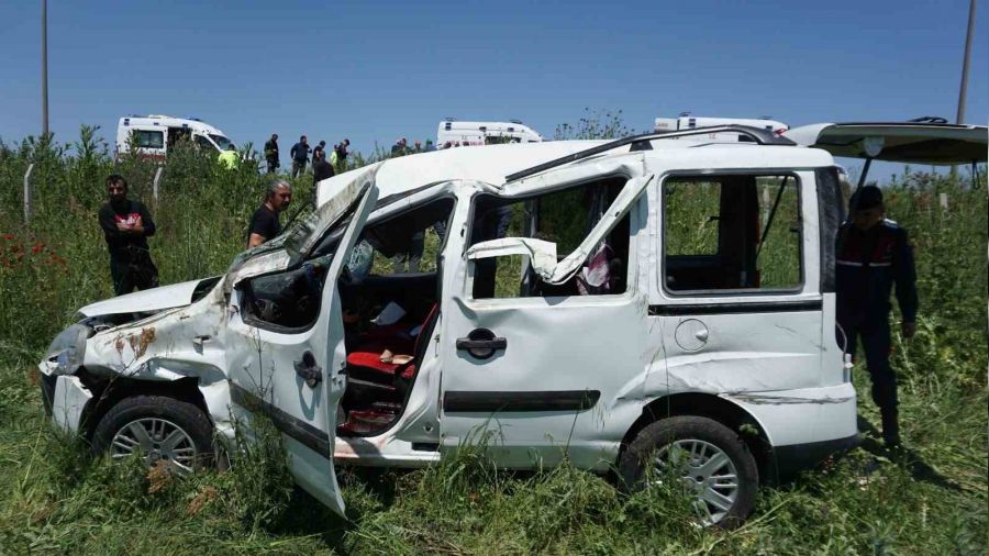 �arampole yuvarlanan otomobilde 6 ki�i yaraland�