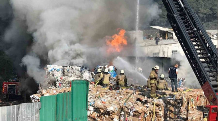 Sarıyer'de atık kağıt deposunda yangın