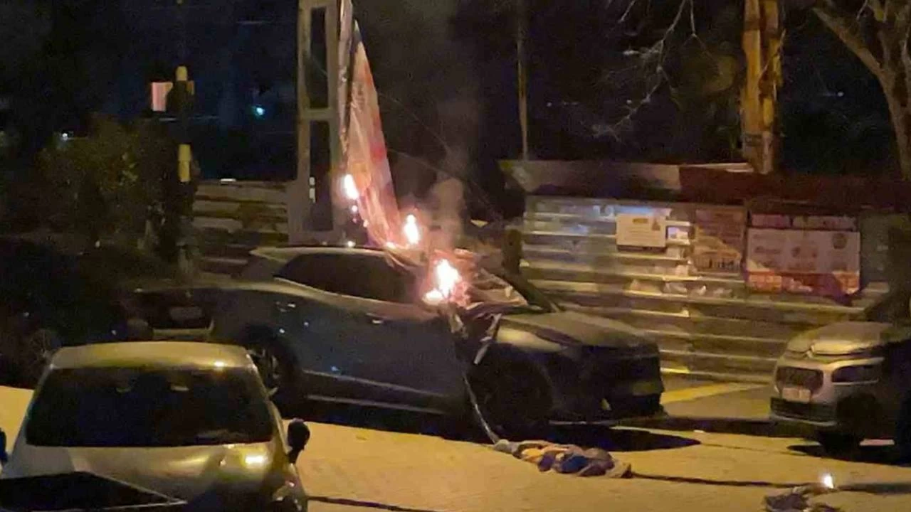 Seçim bayrağı asılan elektrik kablosu düştü, lüks araç yandı