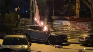 Seçim bayrağı asılan elektrik kablosu düştü, lüks araç yandı