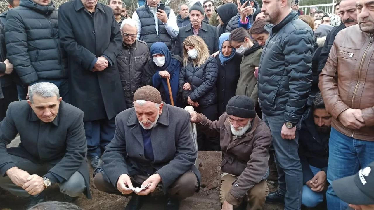 Selahattin Demirta�'�n babas� topra�a verildi