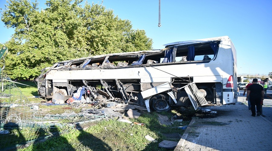 Servis otob�s� kaza yapt�; 2 �l�