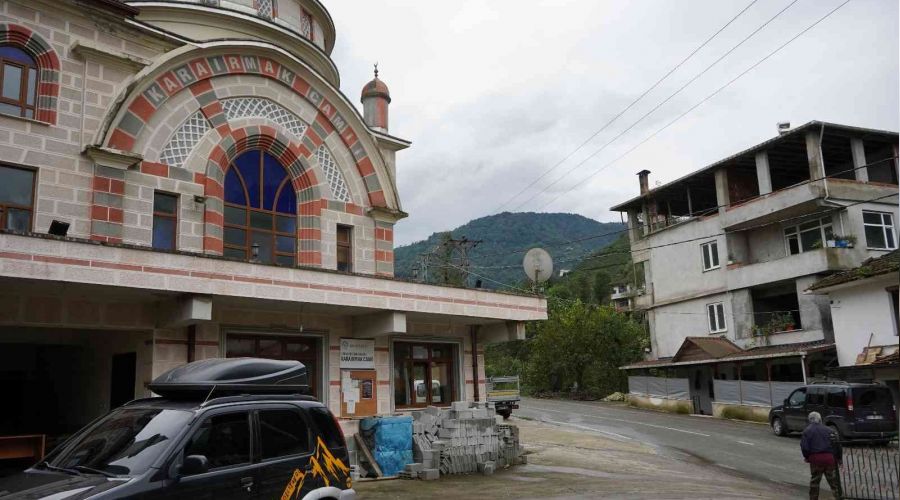 �iddetli ya���larda camiye s���n�yorlar