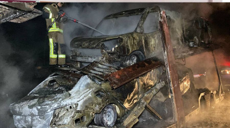 Sıfır Fiat marka araçlar alev alev yandı, sürücü fenalık geçirdi