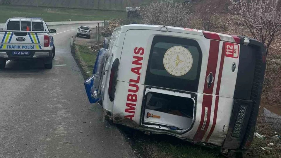 Siirt'te hasta ta��yan ambulans devrildi