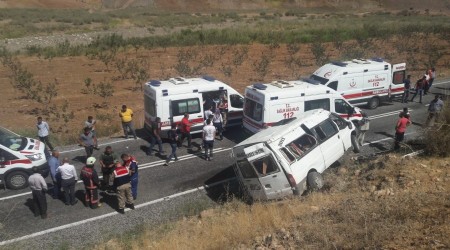Siirtte yolcu minibs devrildi: 10 yaral 