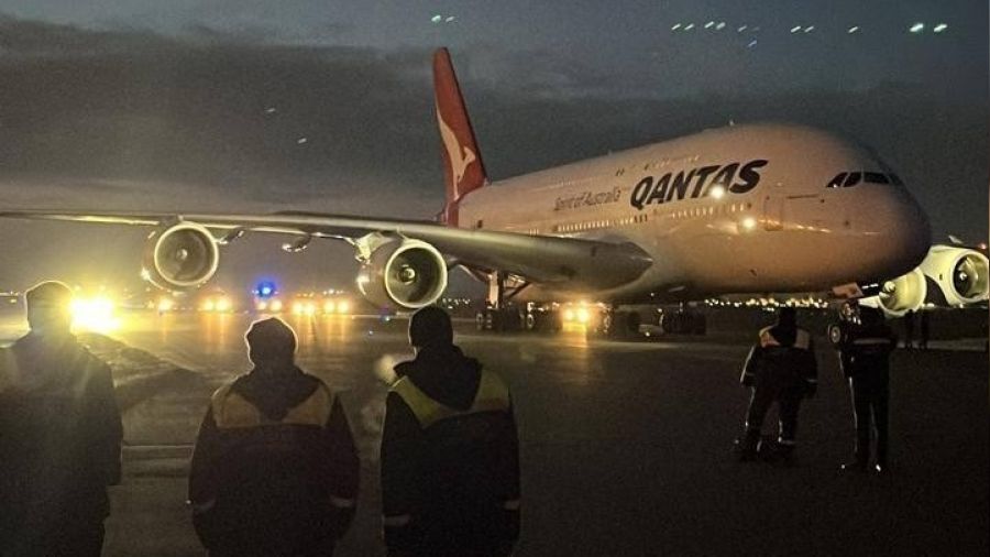 Singapur-Londra uçağı Bakü'ye acil iniş yaptı