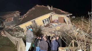 Sinop'taki heyelanda 2 ev yıkıldı, enkaz altında kalan 2 kişi kurtarıldı