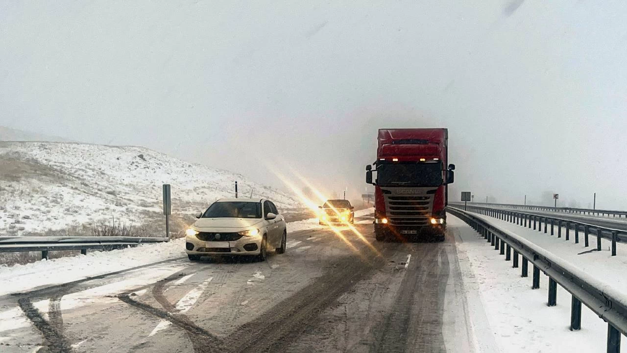 Sivas'ta 198 k�y yolu ula��ma kapand�