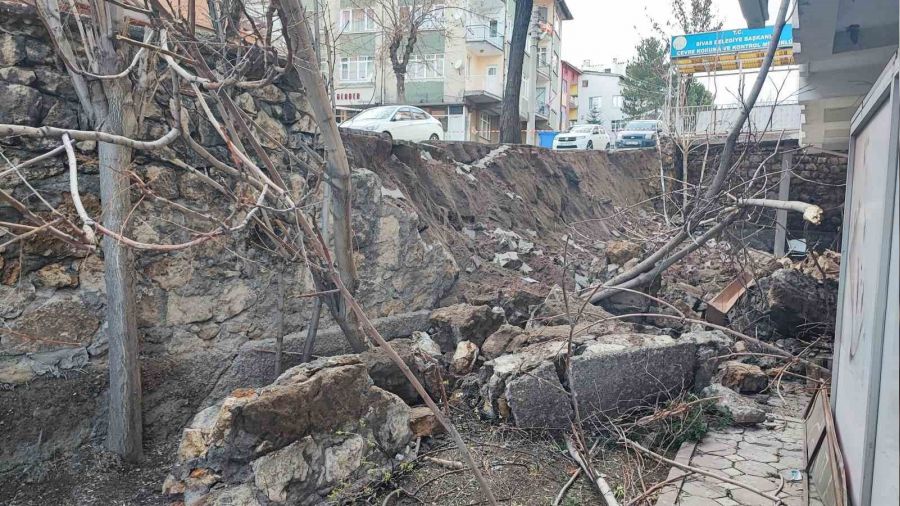 Sivas'ta istinat duvar� ��kt�