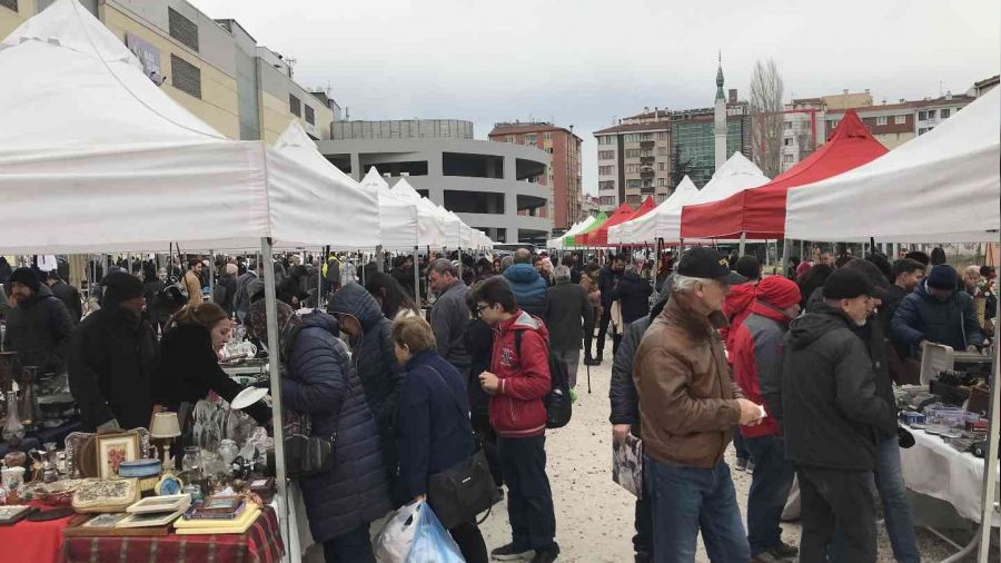 Soğuk ve yağışlı hava antika severleri durduramadı