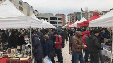 Soğuk ve yağışlı hava antika severleri durduramadı