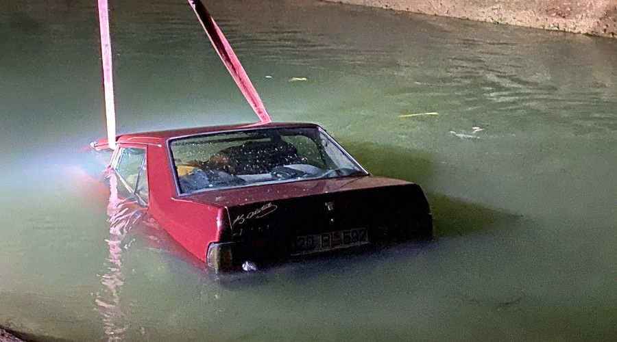 Sulama kanal�na d��en otomobilin s�r�c�s� hayat�n� kaybetti