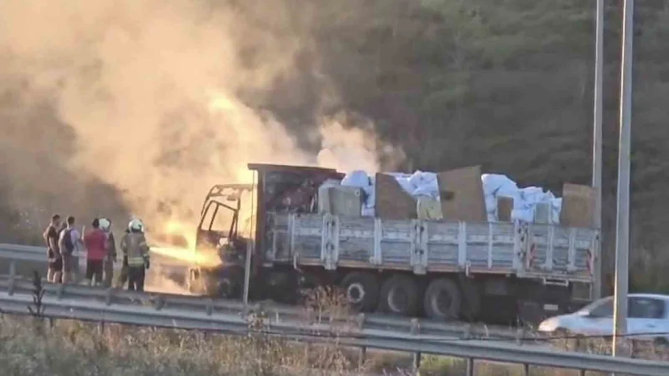 Sultangazi'de malzeme y�kl� kamyon alev alev yand�