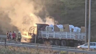 Sultangazi'de malzeme yüklü kamyon alev alev yandı