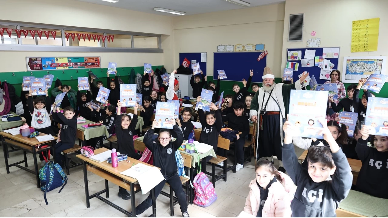 Sultangazi'deki okullarda "Çat Kapı Tiyatro" sürprizi