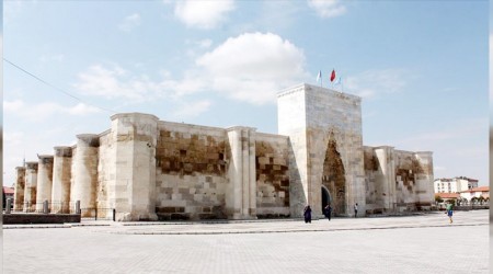 Sultanhanı Kervansarayı gün sayıyor