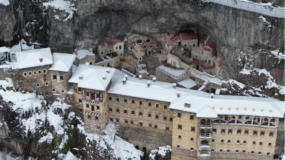 S�mela Manast�r� beyaza, Alt�ndere Vadisi sessizli�e b�r�nd�