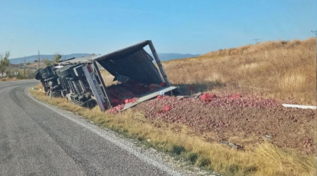 Sungurlu'da soğan yüklü tır devrildi