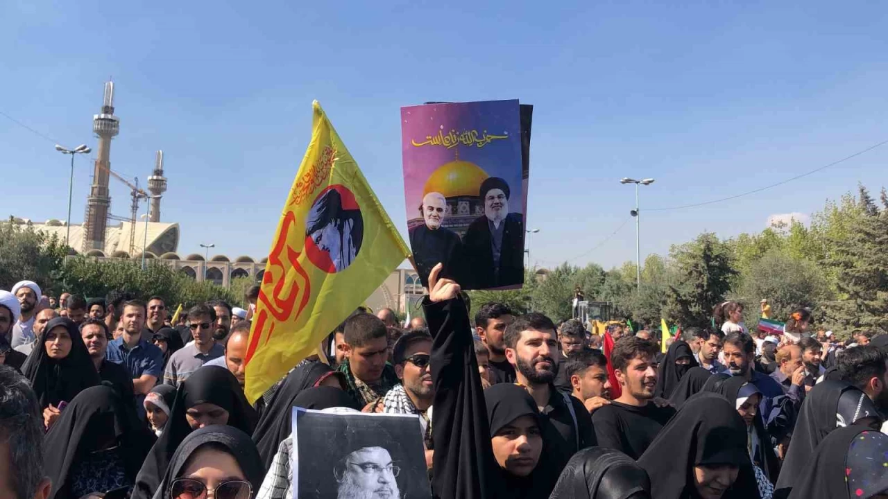 Tahran'da binlerce kişi İsrail ve ABD'yi protesto etti