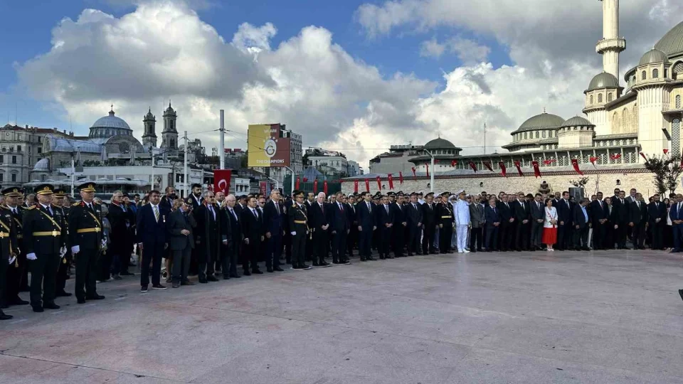Taksim Meydanı'nda 30 Ağustos Zafer Bayramı töreni