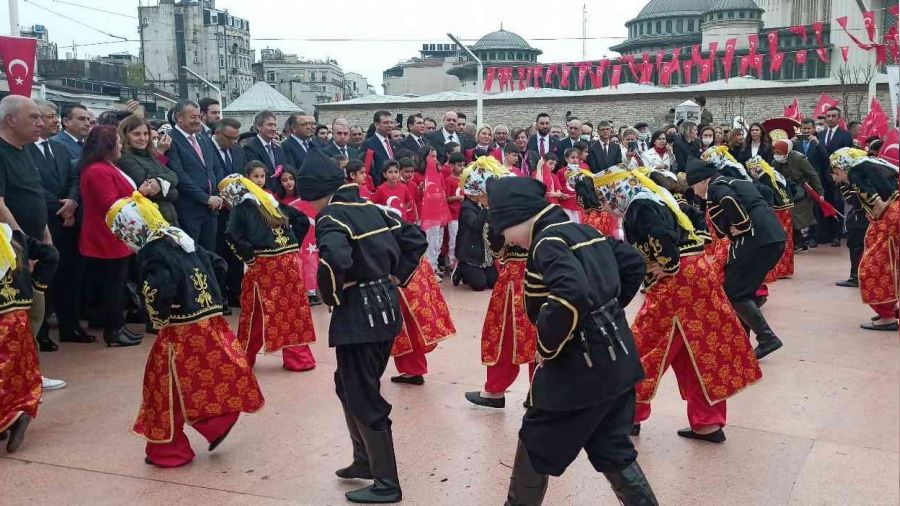 Taksim'de 23 Nisan cokusu