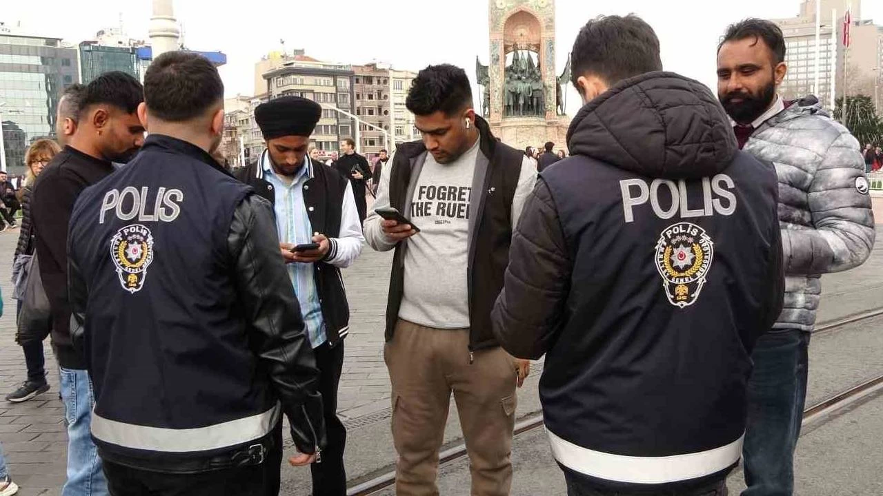 Taksim'de yılbaşı için yabancı denetimi yapıldı