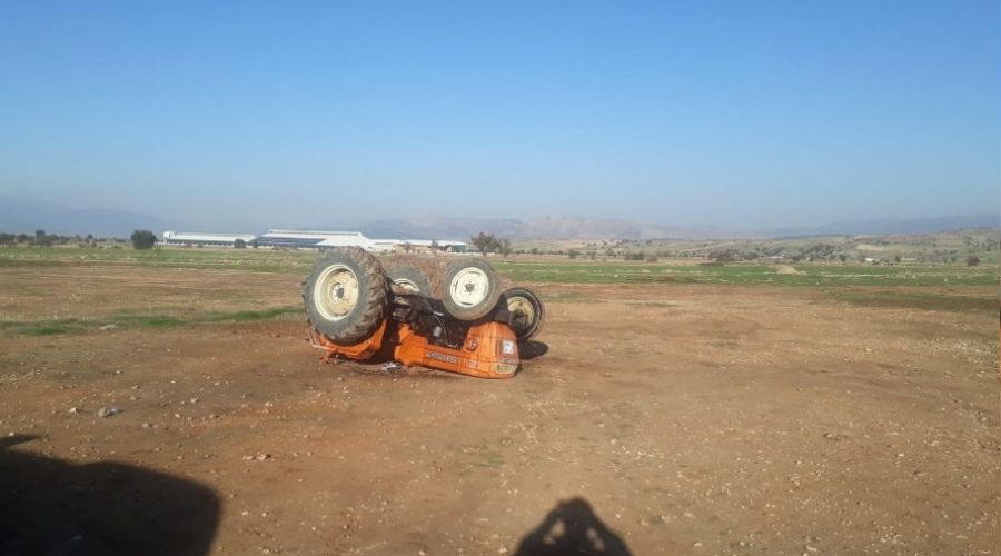 Tarlada drift yapan traktör devrildi: 3 yaralı