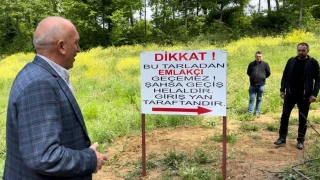 Tarlasını yola çevirenlere kızdı, tabelayı dikti