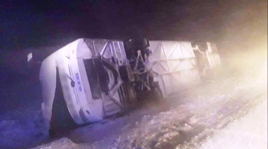 Tatvan'da tipi ve fırtına nedeniyle iki otobüs devrildi: 35 yaralı