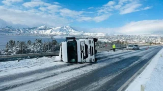 Tatvan'da tır devrildi: 3 yaralı
