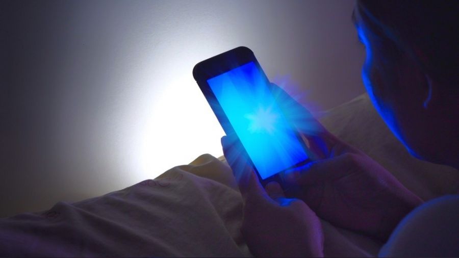 Telefon bilgisayar ve spotlar güneş kadar zararlı