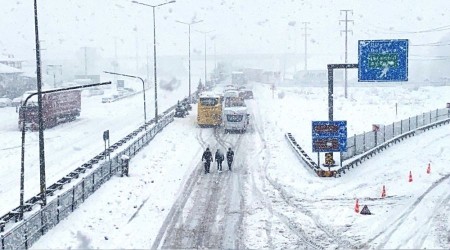 TEM Otoyolu kar nedeniyle trafie kapand