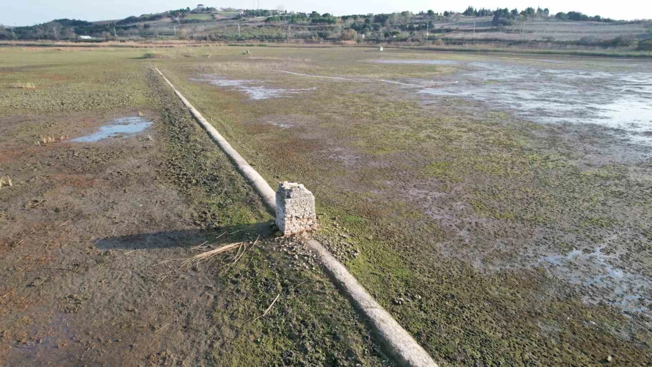 Terkos Gölü'nde su çekilince tarihi su kanalları gün yüzüne çıktı