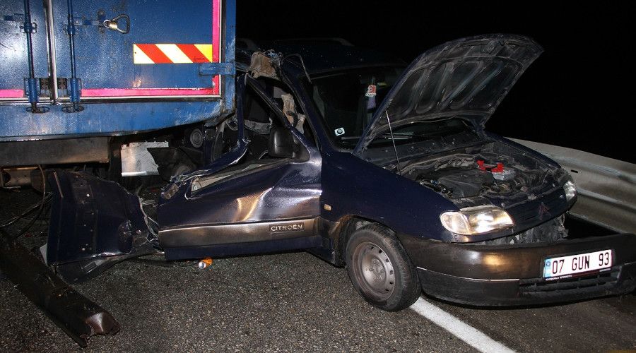 Tr ile bariyer arasna skarak hurdaya dnen hafif ticari otomobilden sa ktlar