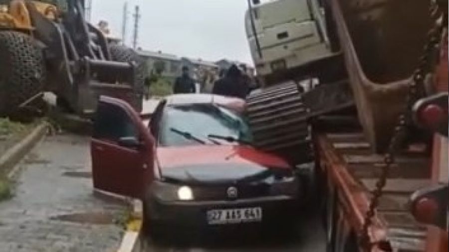 Tırın üstündeki iş makinesi aracın üstüne düştü